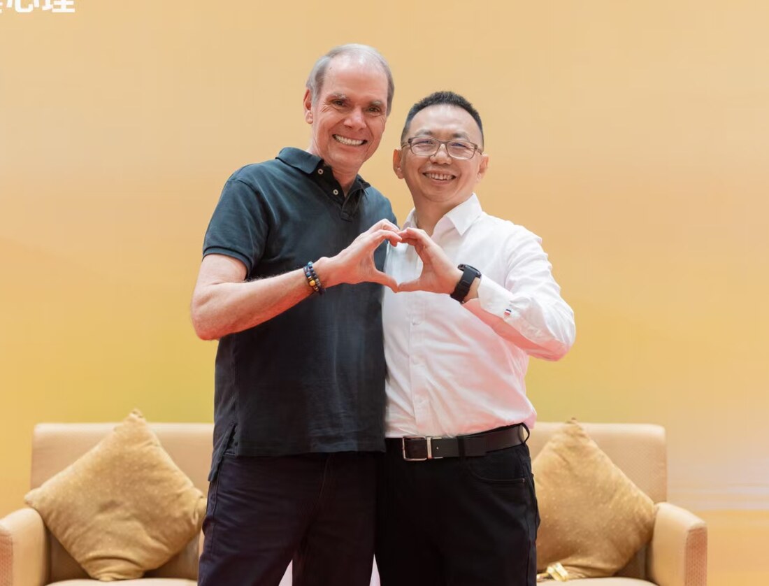 李冲与 NLP 泰斗罗伯特·迪尔茨合影